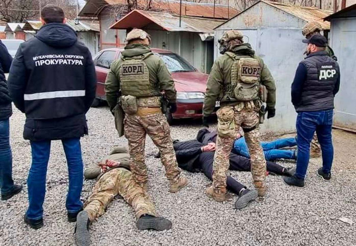 Поліція затримала двох мешканців Мукачева за рекет і погрози вбивством