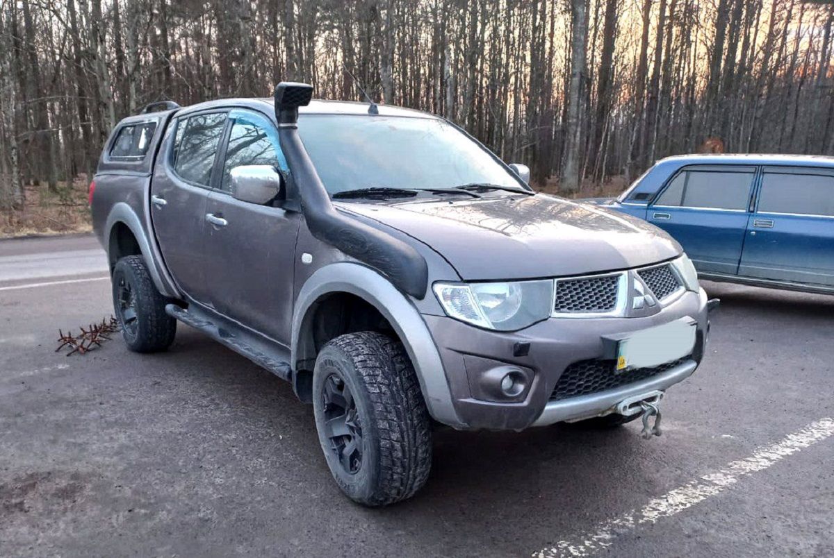 На рівненському блокпості поліцейські зупинили авто з мішками бурштину