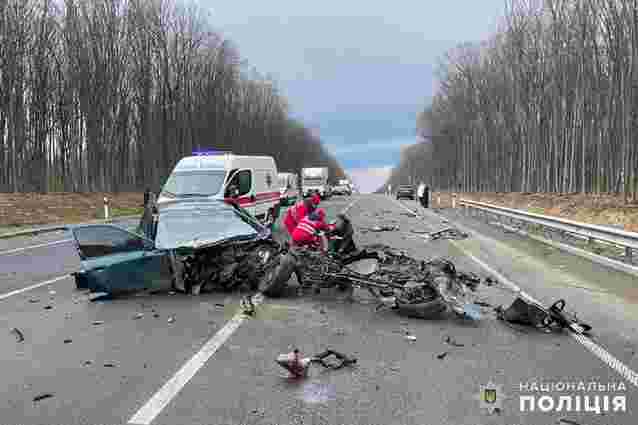 Троє людей постраждали внаслідок зіткнення двох авто на Хмельниччині