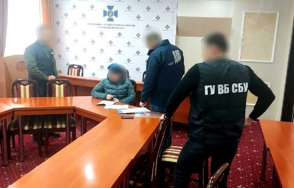 Працівницю СБУ на Волині викрили на виправдовуванні російських злочинів