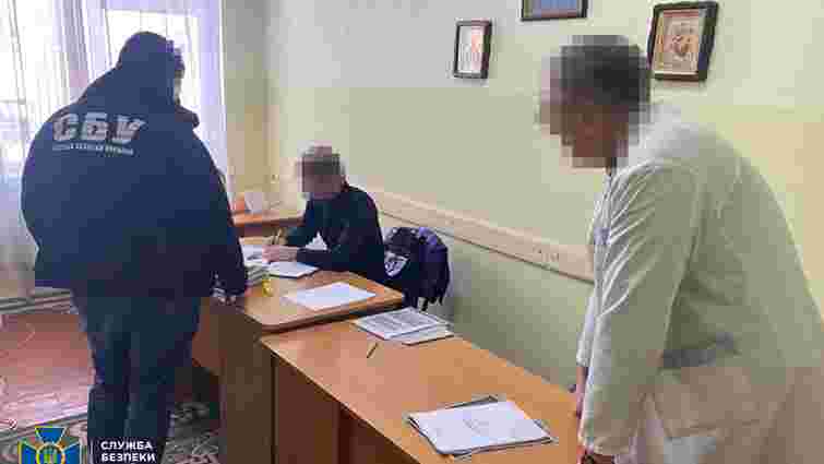 Медсестру із Калуша з родичем затримали за оформлення інвалідності для ухилянтів