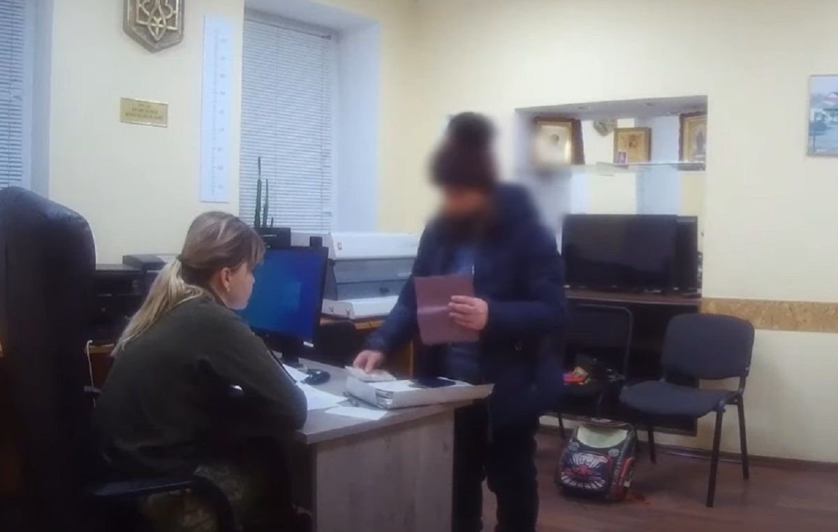 Волинський суд оштрафував жінку за спробу підкупити прикордонницю за 1,8 тис. доларів
