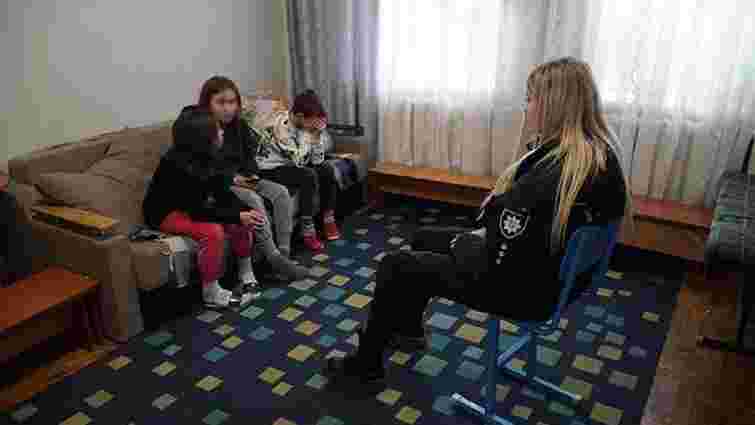 Троє дітей з Хмельниччини втекли потягом у Тернопіль від п'яних батьків 