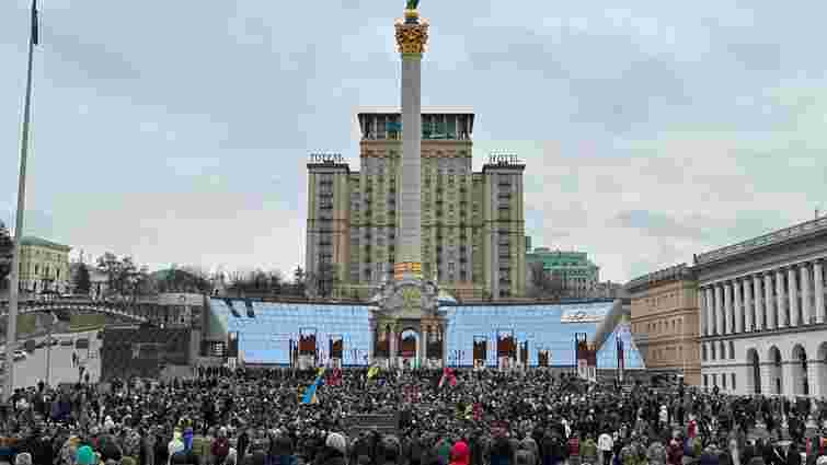 Тисячі людей прийшли попрощатися з комбатом «Вовків Да Вінчі» у Києві