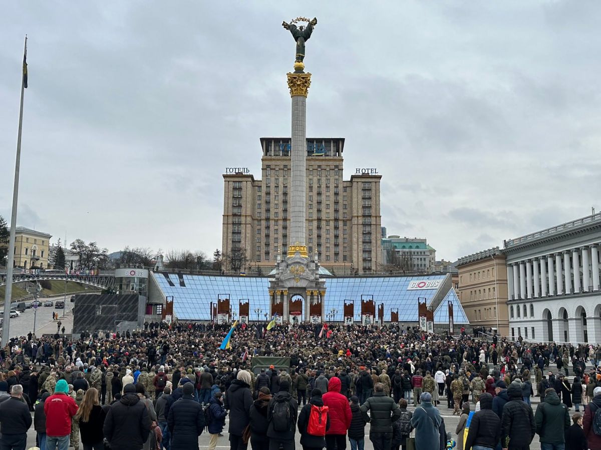 Тисячі людей прийшли попрощатися з комбатом «Вовків Да Вінчі» у Києві