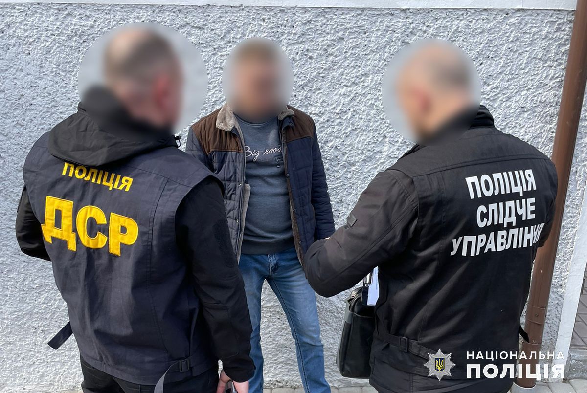 Посадовця міськради з Буковини затримали за хабарі від підприємців