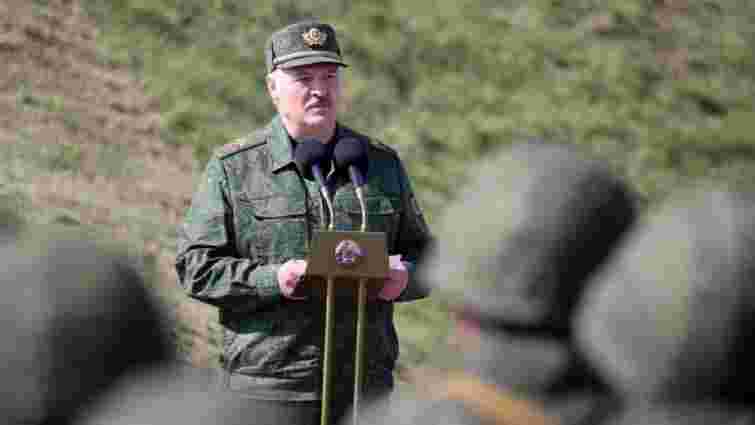 Лукашенко оголосив призов на військову службу офіцерів запасу
