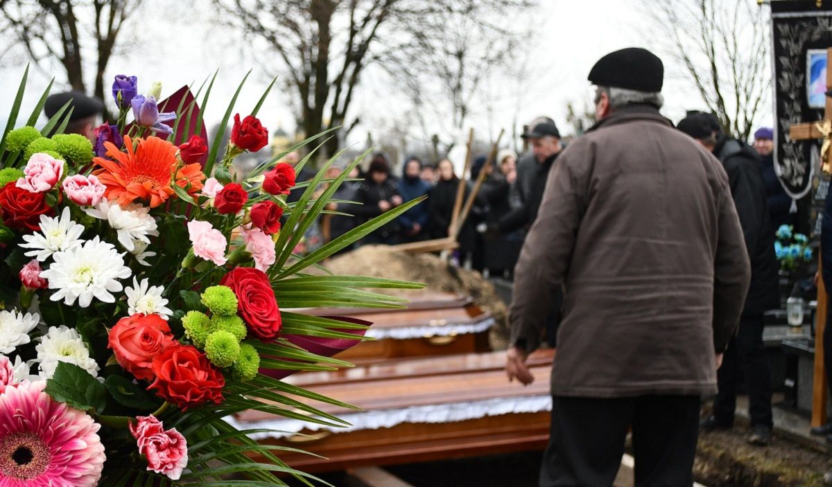 На Золочівщині поховали п’ятьох загиблих внаслідок ракетного удару односельців