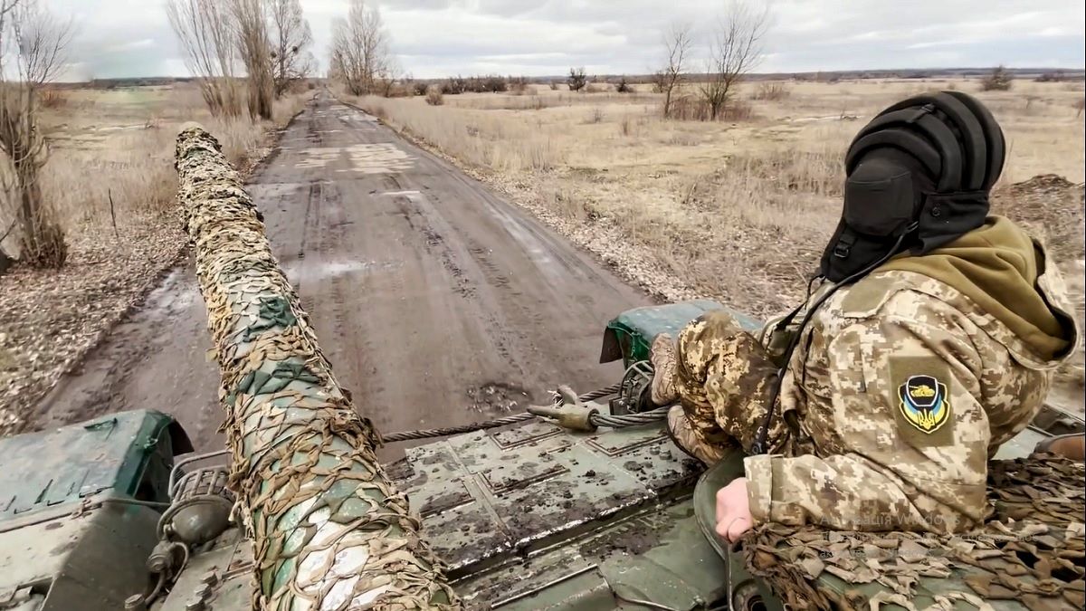 Львівська 103 бригада ТрО показала трофейний російський танк