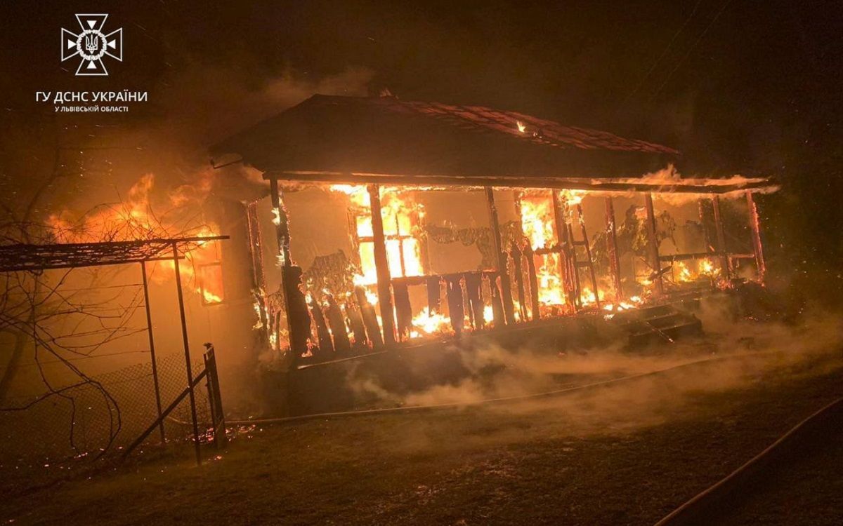 На Львівщині згорів дерев’яний житловий будинок