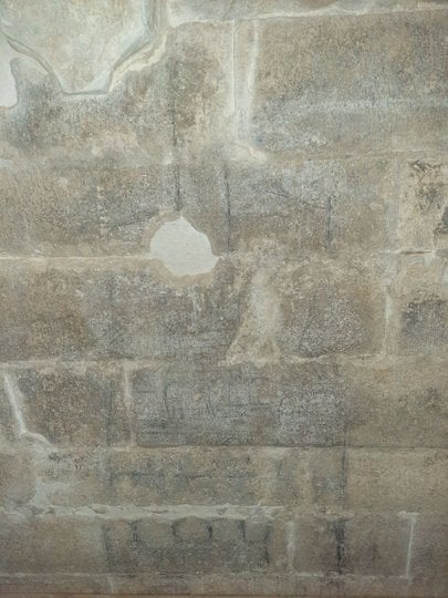 Схема будинку, нанесена олівцем на стіні, що примикає до вежі