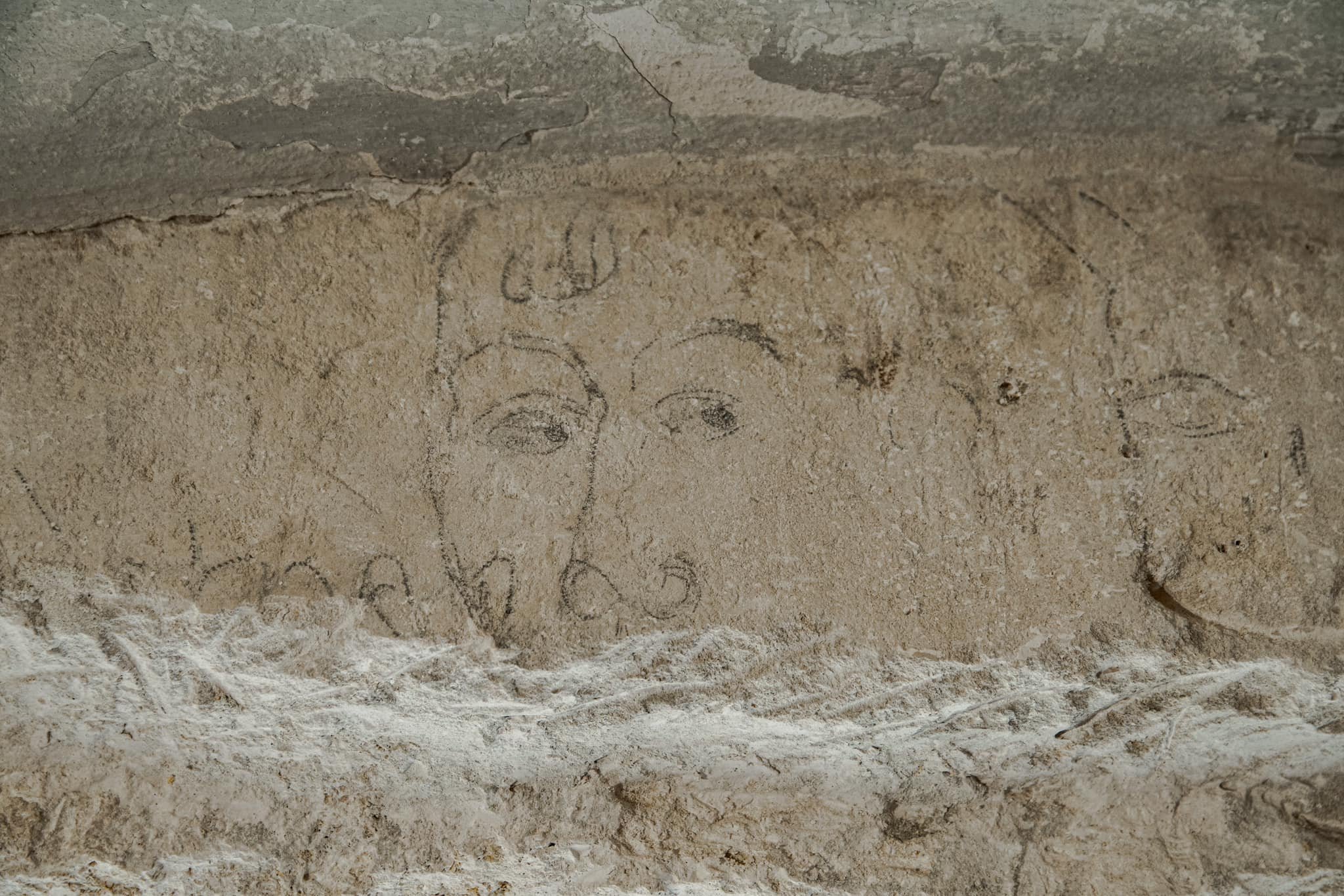 Загадковий портрет над віконним обрамленням