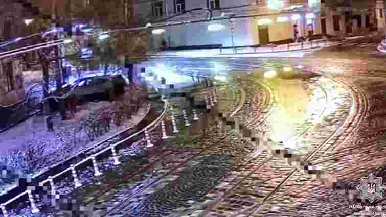 П’яний водій протаранив шлагбаум та делініатори у центрі Львова