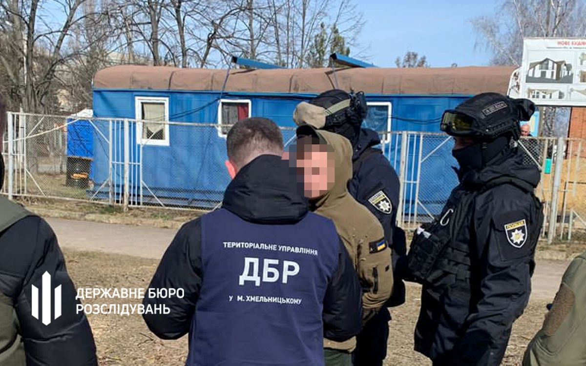 ДБР виявило підпільну нарколабораторію у сільському будинку на Буковині 