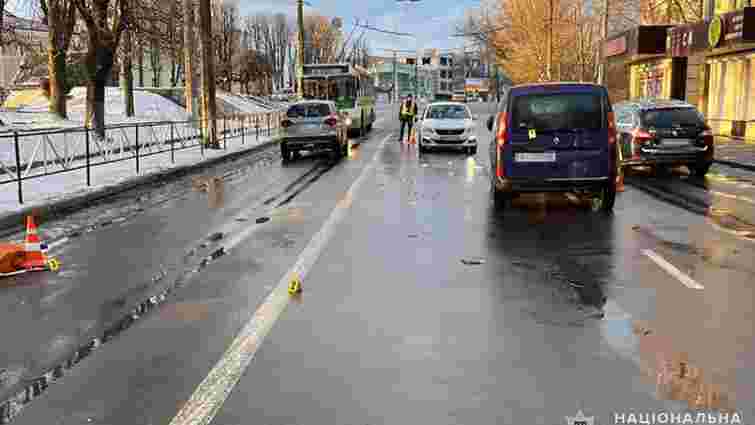 Водій Renault збив двох пенсіонерок на пішохідному переході в Хмельницькому 