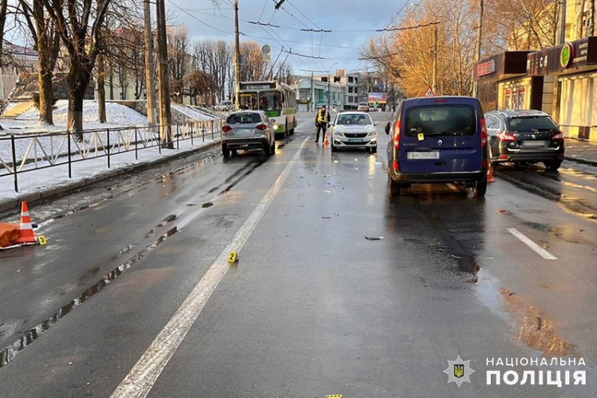 Водій Renault збив двох пенсіонерок на пішохідному переході в Хмельницькому 