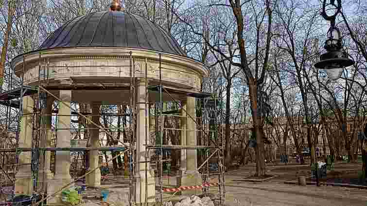 У центральному львівському парку відновили 200-річну альтанку