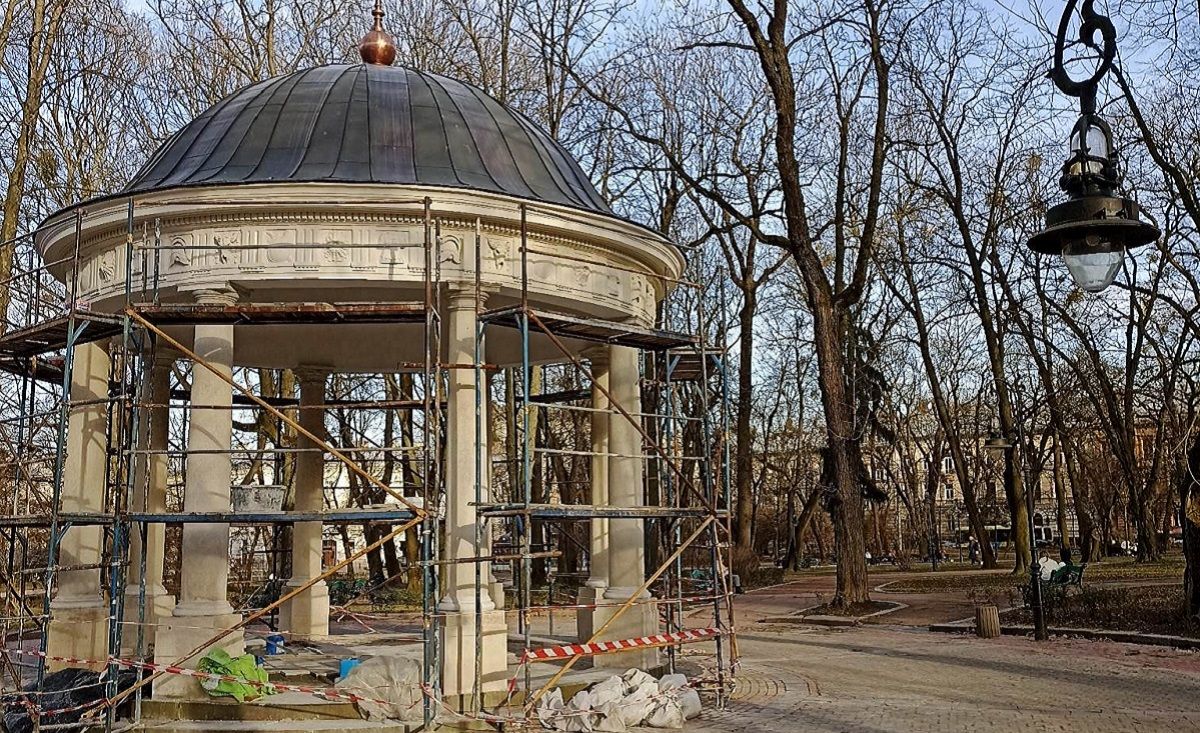 У центральному львівському парку відновили 200-річну альтанку