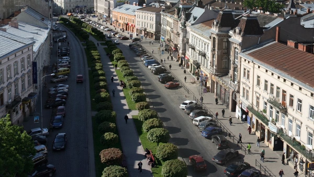 Щоб вулиці не перегрівались,  у центрі Львова висадять акації і сакури