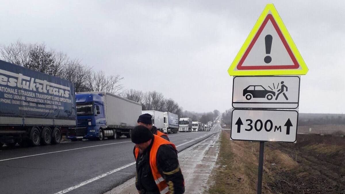 На дорогах Львівщини ознаковують місця підвищеної аварійності