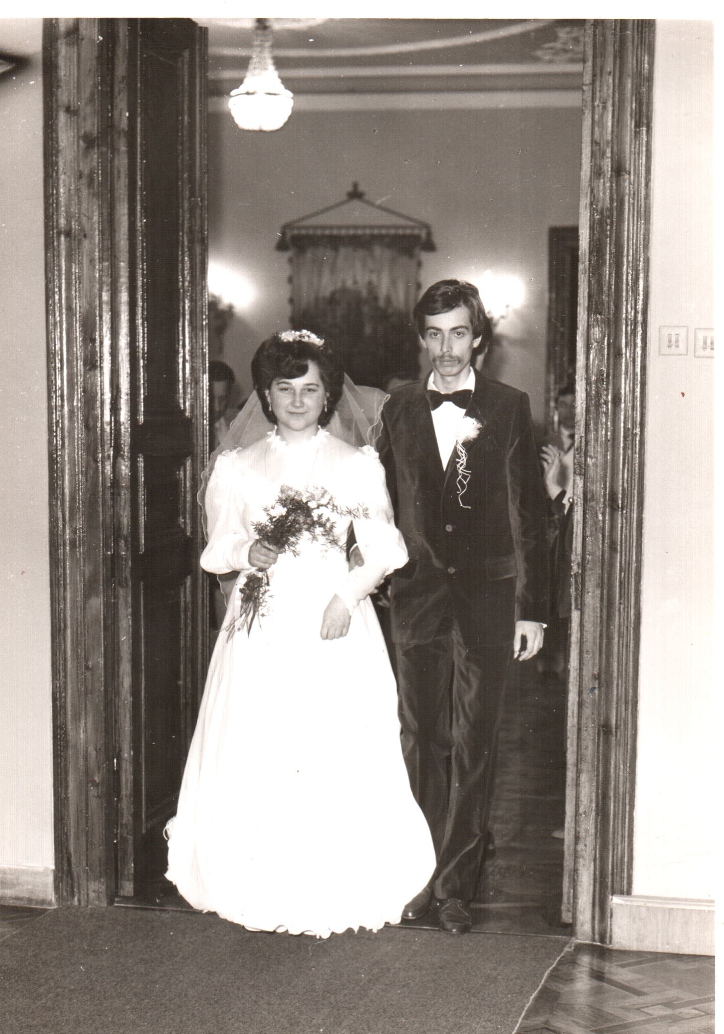 Весільне фото у власноруч пошитих мештах (фото з сімейного архіву)