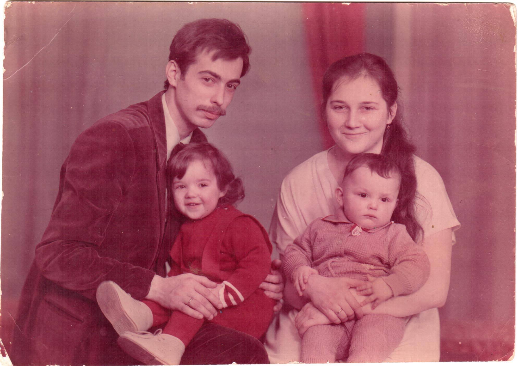 Петро Радковець з родиною (фото з сімейного архіву)