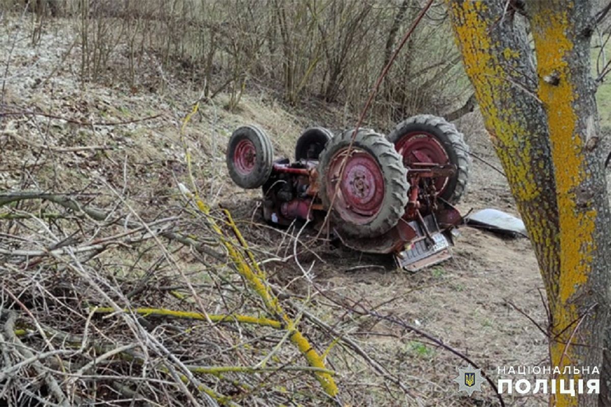 61-річний селянин загинув внаслідок перекидання трактора на Хмельниччині