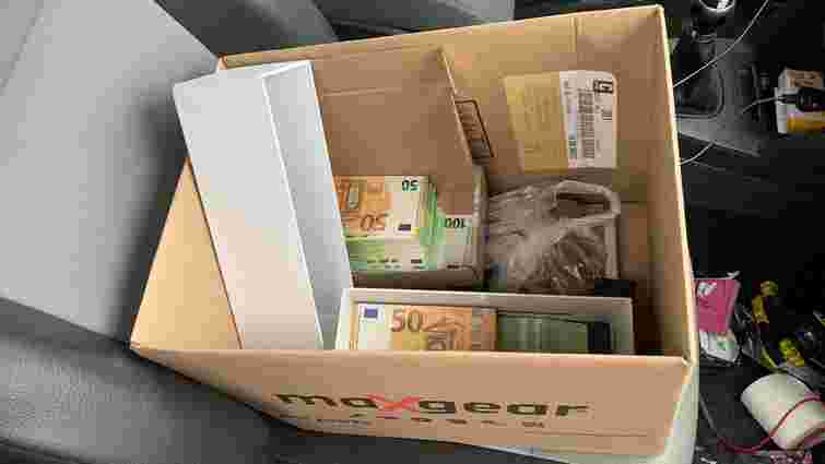 Ужгородські митники затримали водія із понад 32 тис. євро у картонних коробках