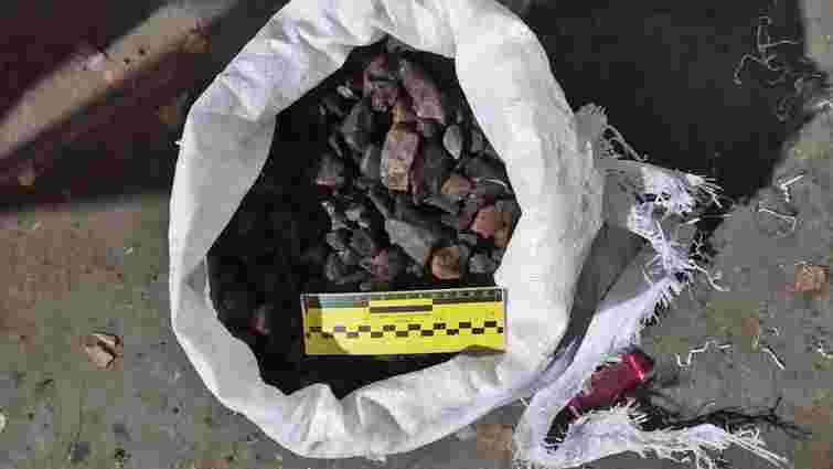 У автомобілі мешканця Рівненщини знайшли 350 кг бурштину під мішками з овочами