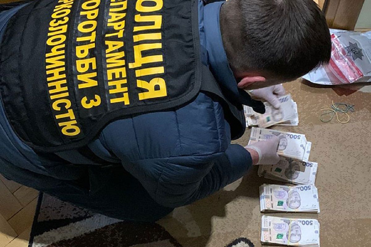 Наркоторговець з Тернополя з ножем напав на поліцейських під час затримання