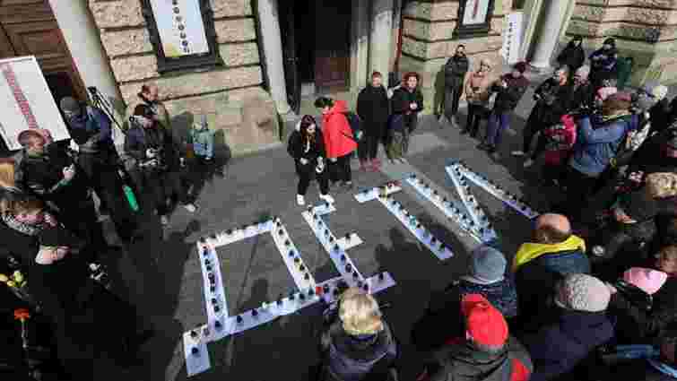 У Львові провели акцію, присвячену річниці трагедії в маріупольському театрі