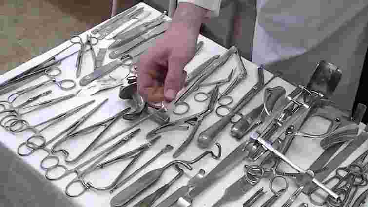 Пацієнтка відсудила 400 тис. грн у вінницьких лікарів за забутий у животі шпатель