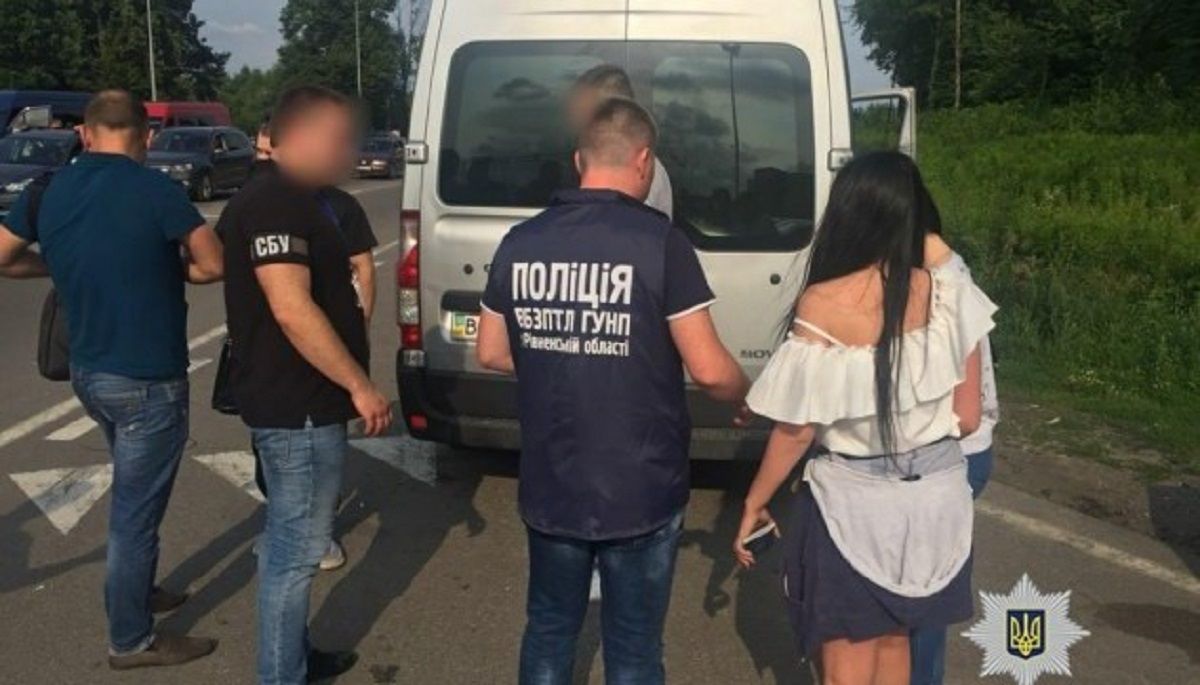 Суд звільнив від покарання волинянина, який вербував дівчат для роботи повіями 
