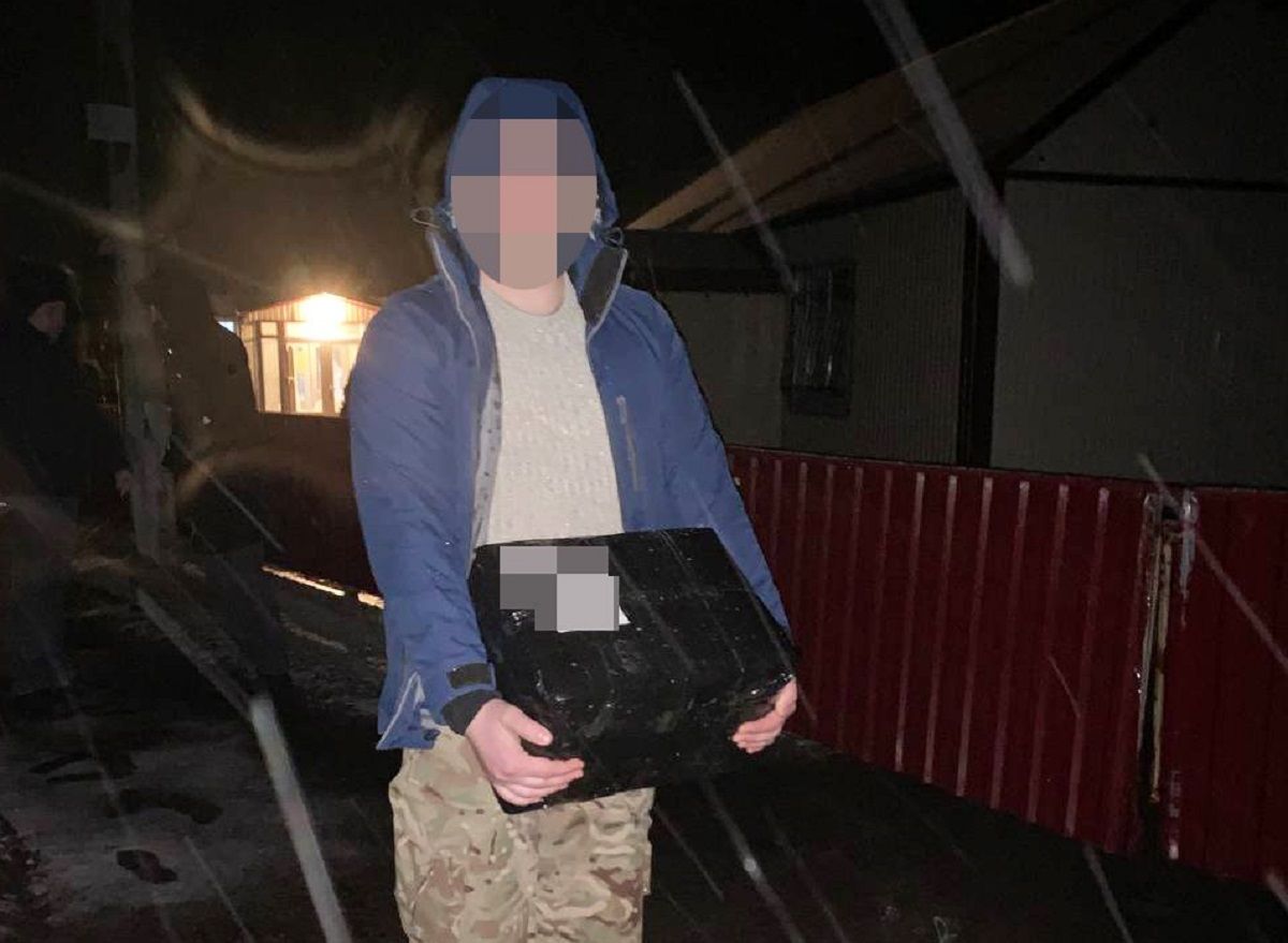 На Рівненщині поліцейський випадково викрив чоловіка з коробкою бурштину 