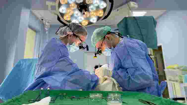 Через невелику гульку на шиї 2-річна дівчинка з Львівщини перенесла дві операції 