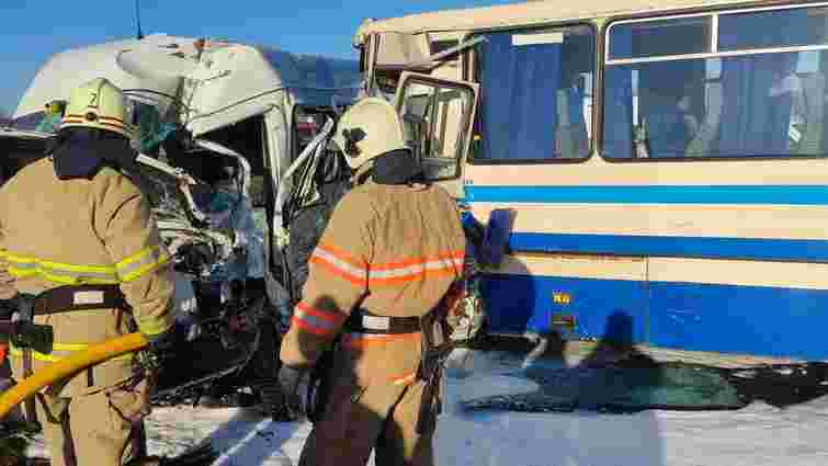 Два пасажирські автобуси зіткнулися у селі під Коломиєю, є загиблі 