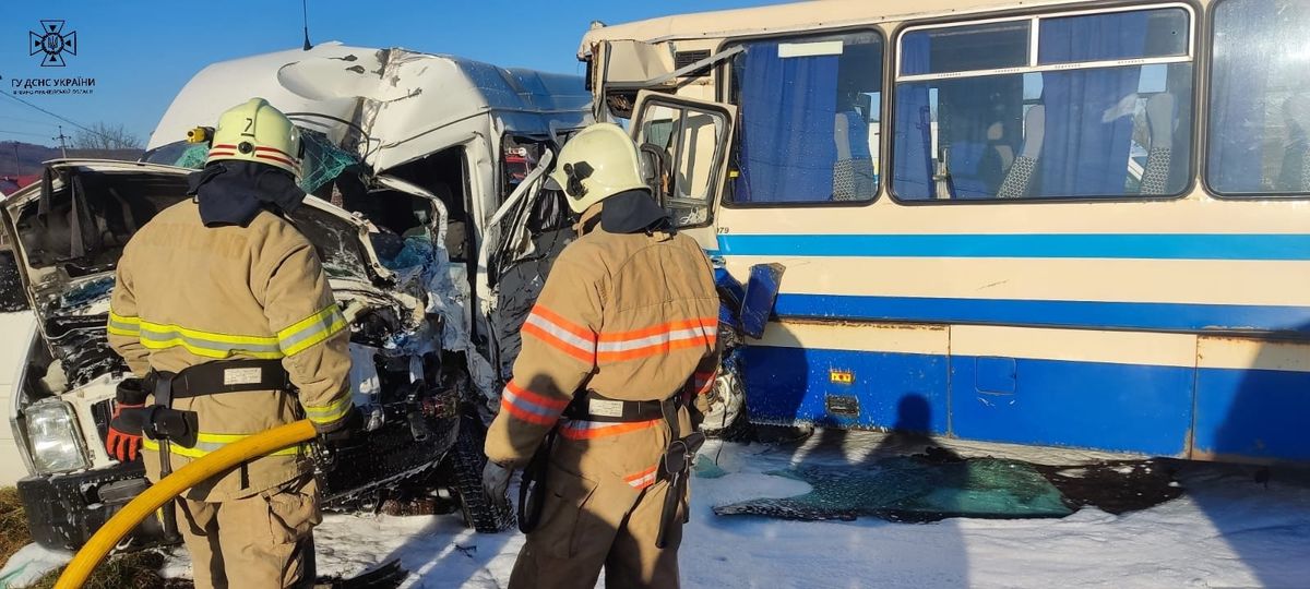 Два пасажирські автобуси зіткнулися у селі під Коломиєю, є загиблі 