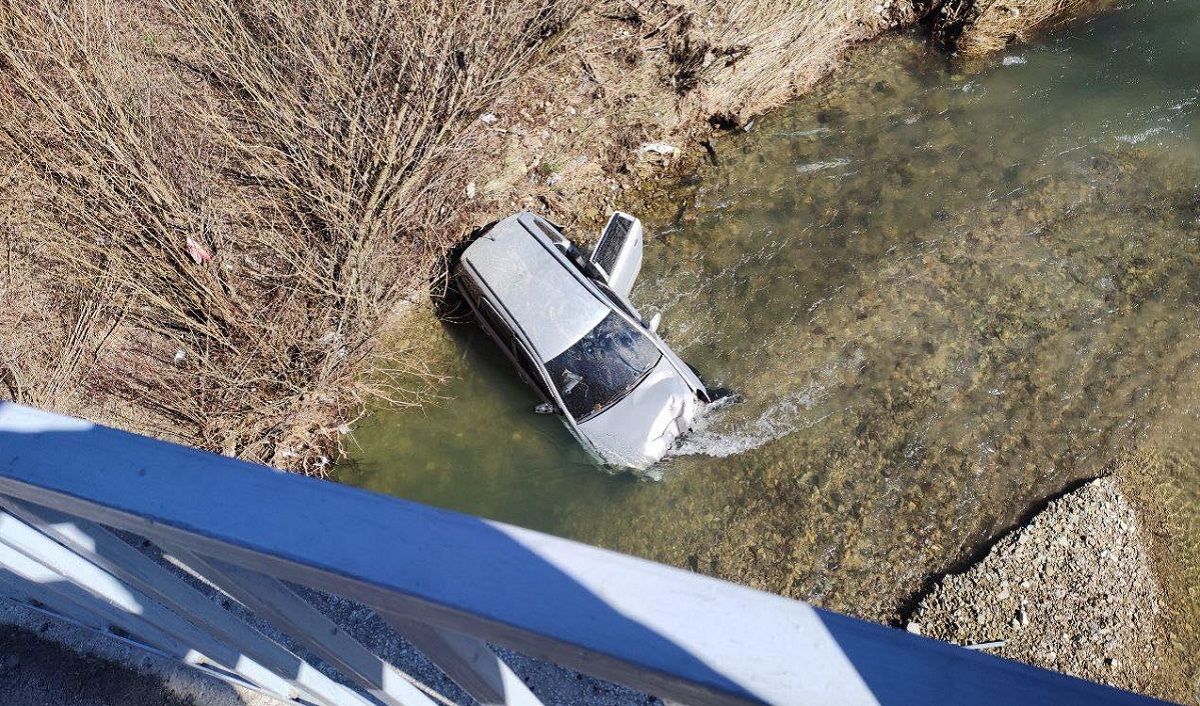 На Львівщині водій Opel Astra злетів з моста у річку