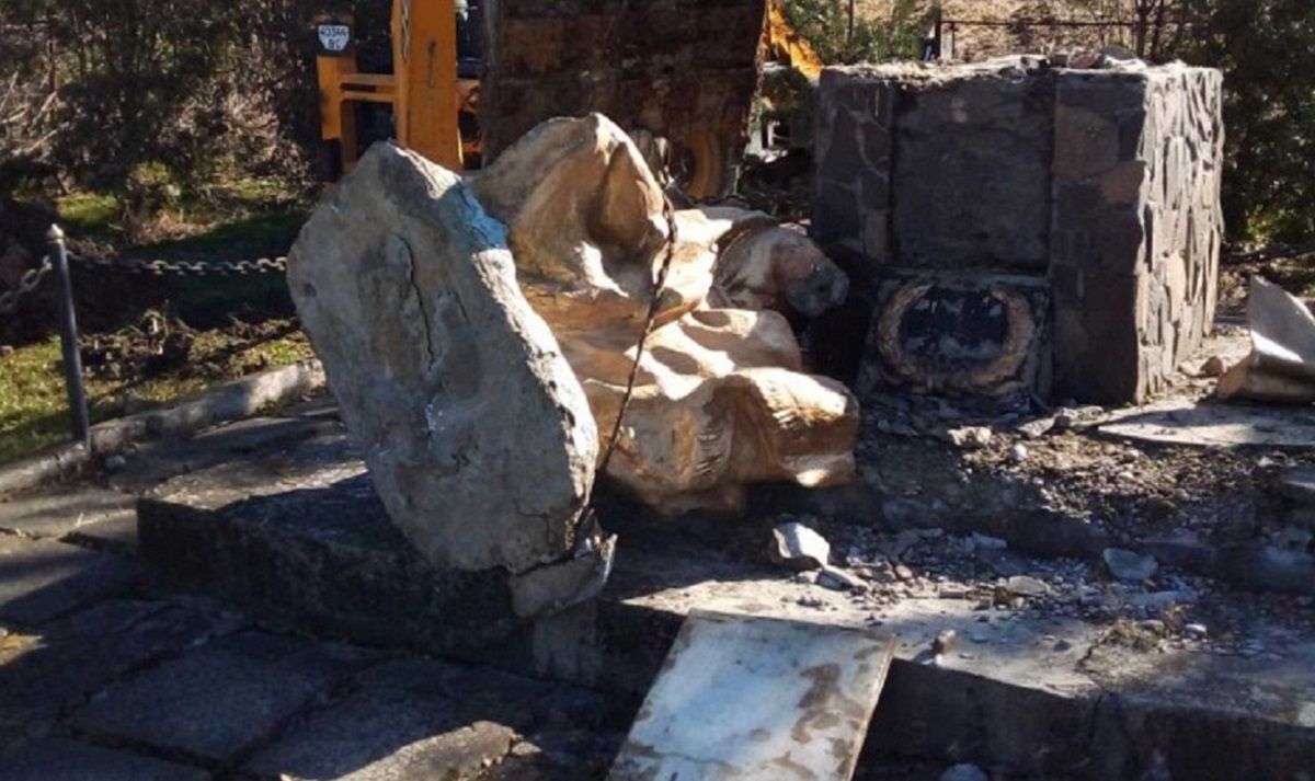 На Львівщині повалили пам’ятники радянським льотчикам та комуністу