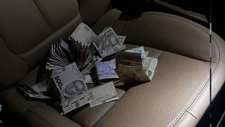 В автомобілі інспекторки Львівської митниці вилучили 500 тис. грн готівки
