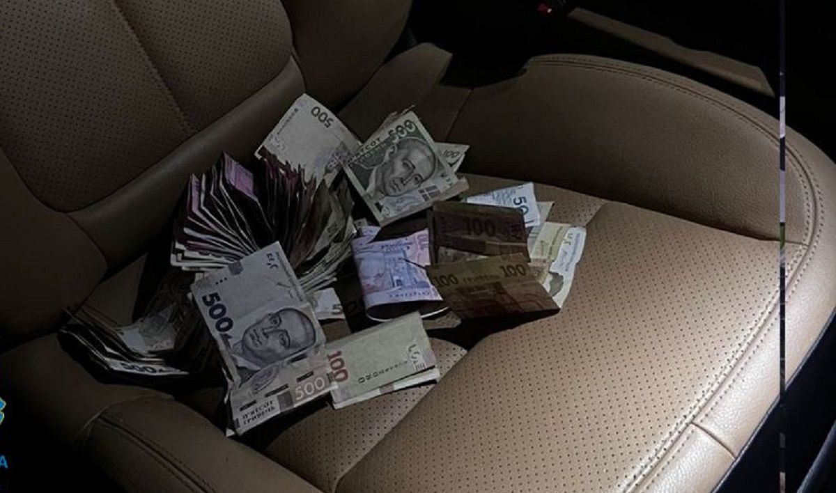 В автомобілі інспекторки Львівської митниці знайшли 500 тис. грн готівки