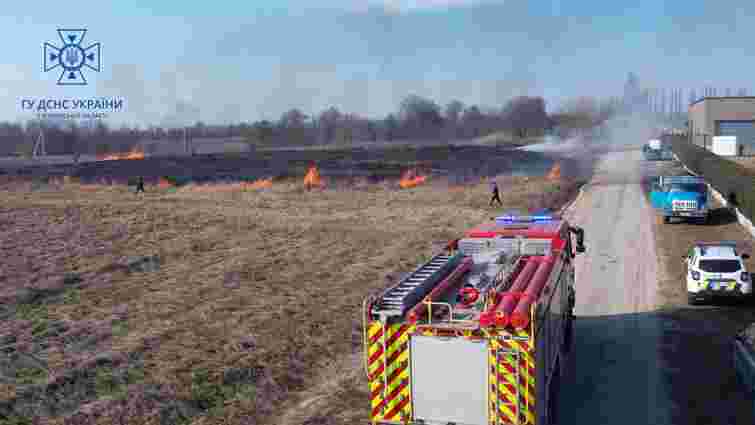 Рятувальники розшукали чоловіка, який підпалив поле біля Луцька