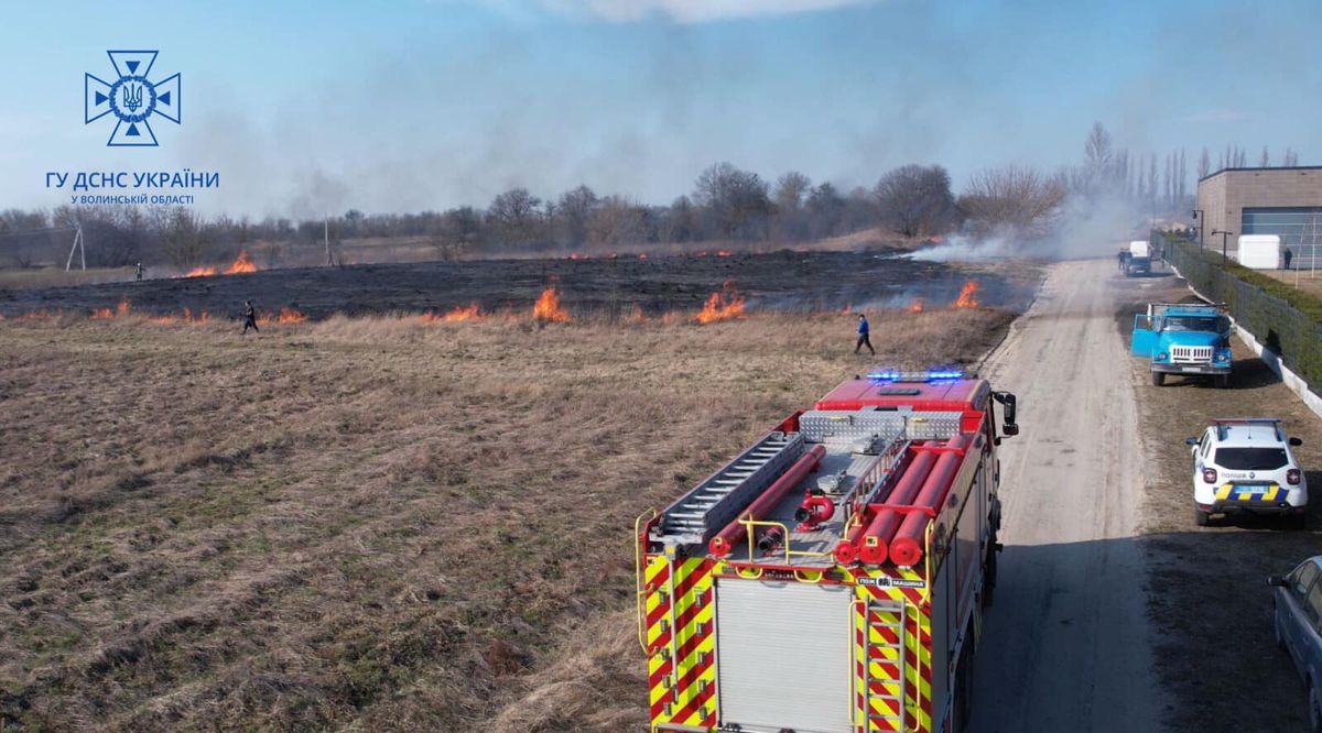 Рятувальники розшукали чоловіка, який підпалив поле біля Луцька
