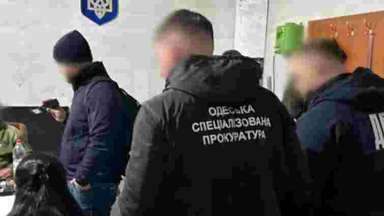 Керівники військової частини в Одесі вимагали 120 тис. грн за переведення бійців