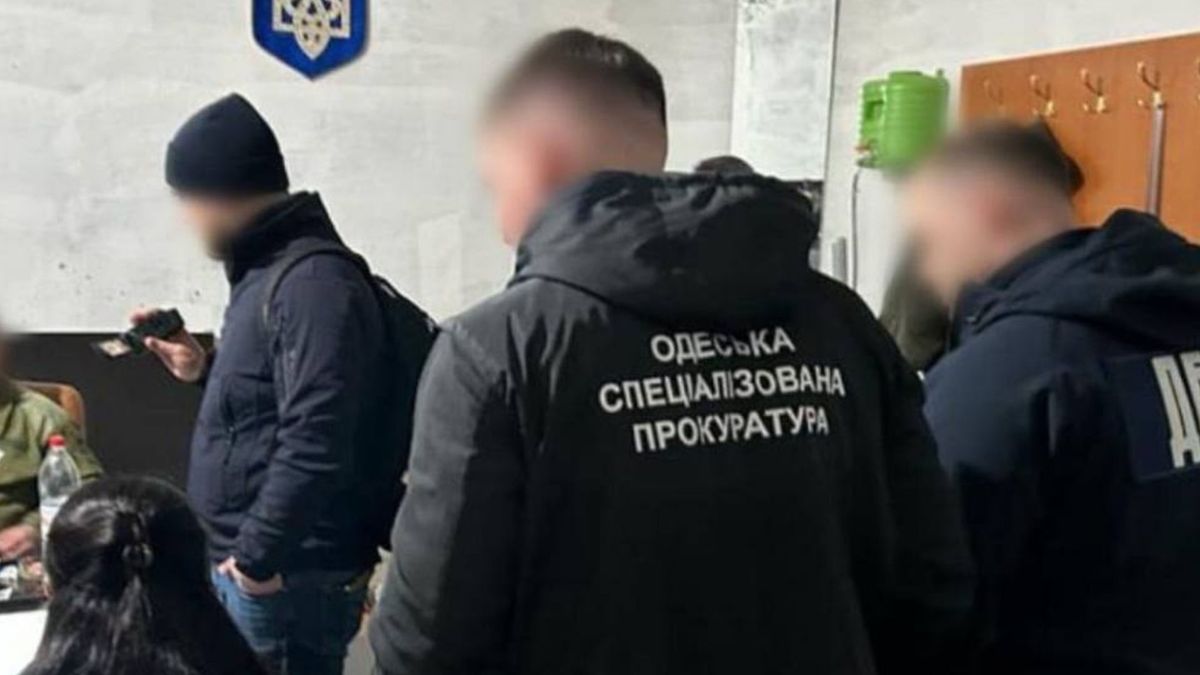 Керівники військової частини в Одесі вимагали 120 тис. грн за переведення бійців