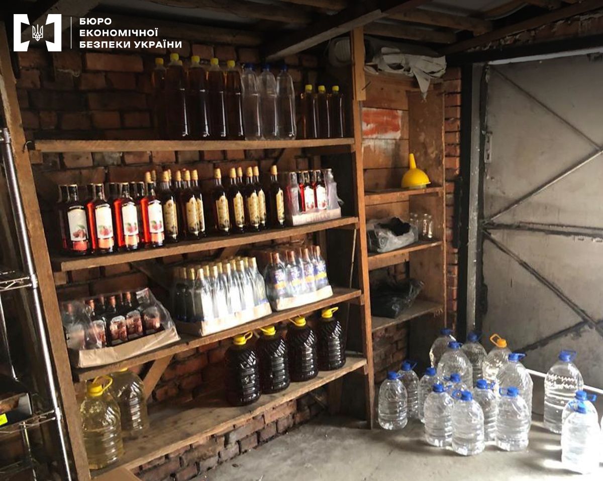 На Буковині виявили склади із підробленим спиртним і сигаретами на 2,5 млн грн