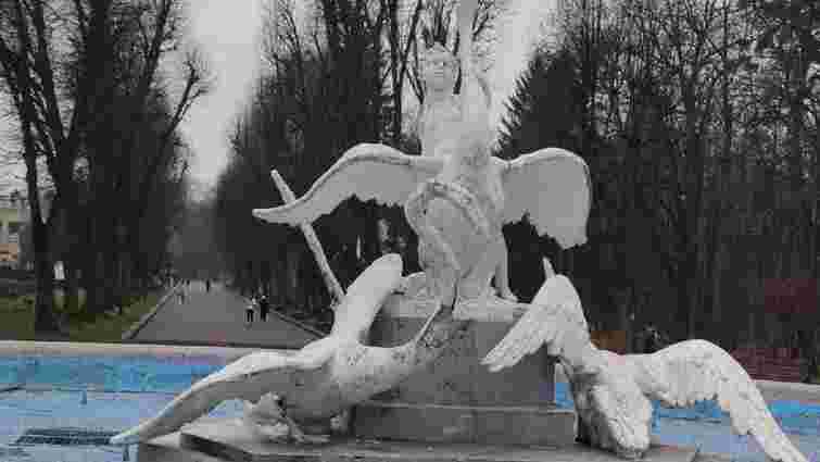 У Стрийському парку відновлять пошкоджені відвідувачами скульптури лебедів 