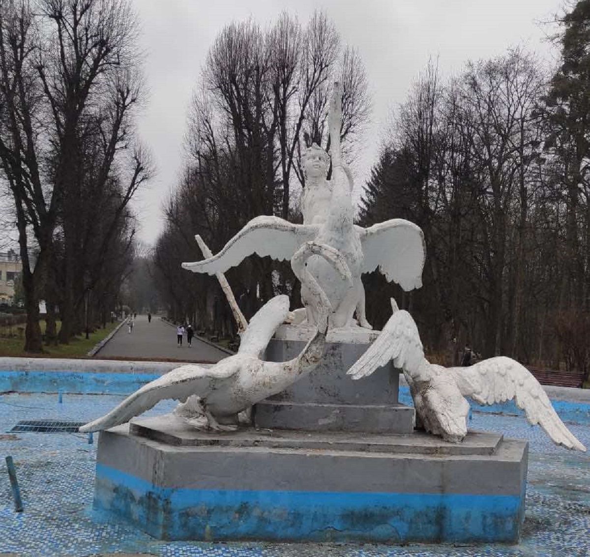 У Стрийському парку відновлять пошкоджені відвідувачами скульптури лебедів 