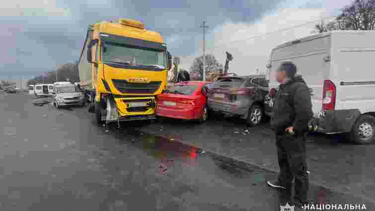 Водій фури на Хмельниччині розбив сім авто під час буксирування вантажівки