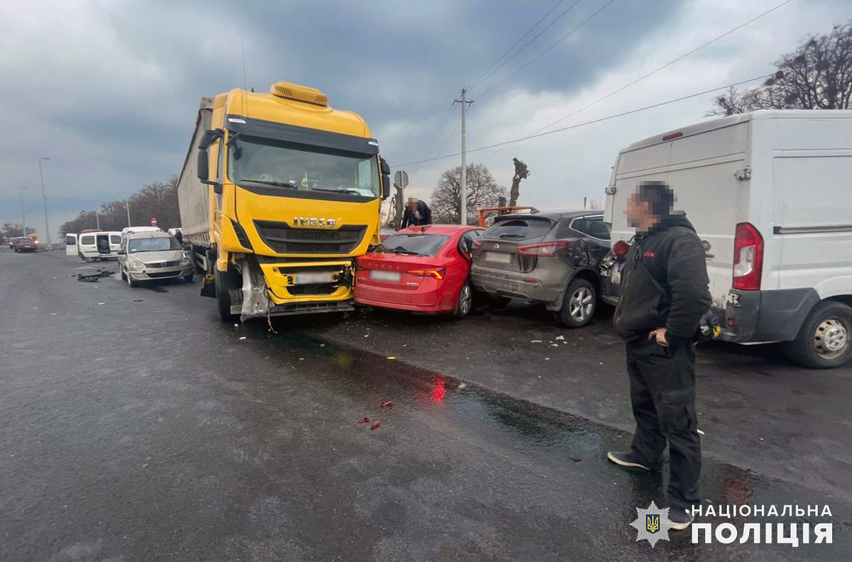 Водій фури на Хмельниччині розбив сім авто під час буксирування вантажівки
